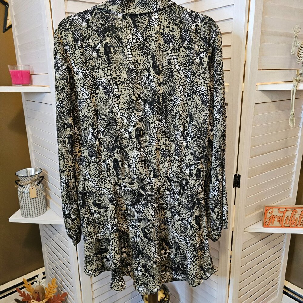 Jessica London, Plus Size 24W, Snake Print, V-neck With Collar, Blouse - Picture 4 of 10